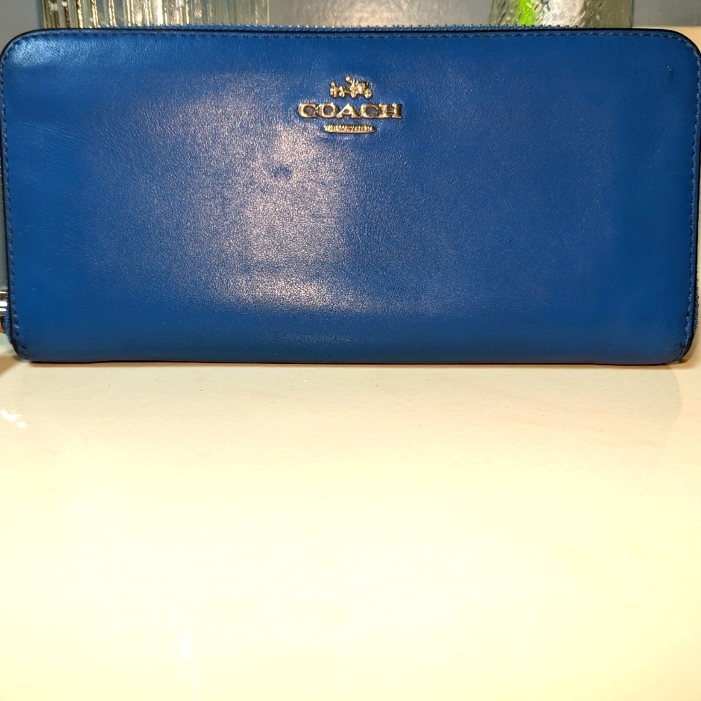 Coach Slim Accordion Zip leather Wallet.